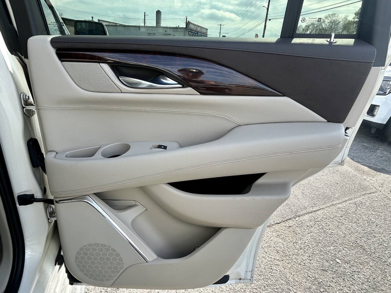 Used 2015 Cadillac Escalade Luxury AWD/4WD image 15