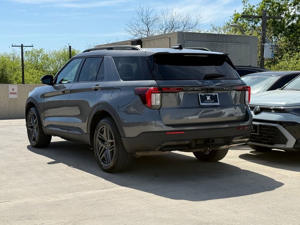 Used 2025 Ford Explorer ST-Line w/ ST-Line Street Pack image 8