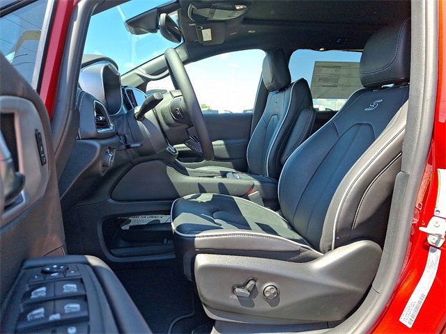 New 2026 Chrysler Pacifica Limited w/ S Appearance Package image 6