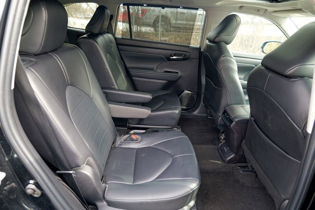 Used 2023 Toyota Highlander XLE AWD/4WD image 28