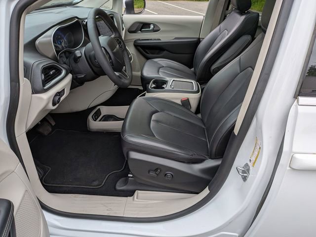 Used 2023 Chrysler Pacifica Touring-L FWD image 12