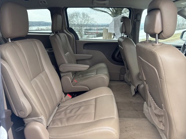 Used 2016 Chrysler Town & Country Touring image 10