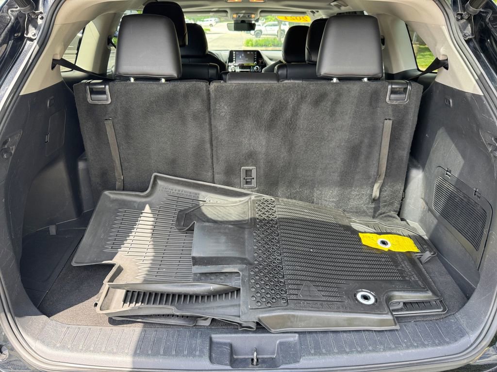 Used 2021 Toyota Highlander XLE AWD/4WD image 20