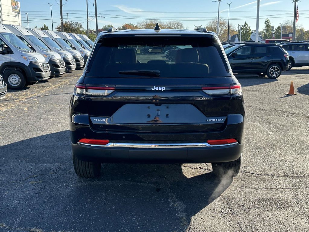 Used 2024 Jeep Grand Cherokee Limited AWD/4WD image 5
