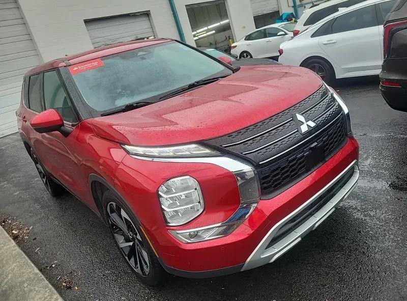 Used 2023 Mitsubishi Outlander SE image 2