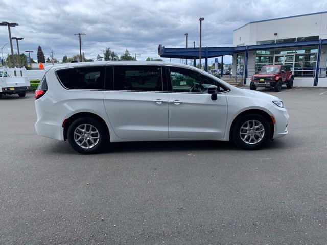 Used 2025 Chrysler Pacifica Select FWD image 8