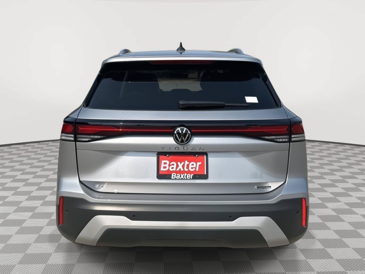 Certified 2025 Volkswagen Tiguan SE w/ Panoramic Sunroof Package AWD/4WD image 8