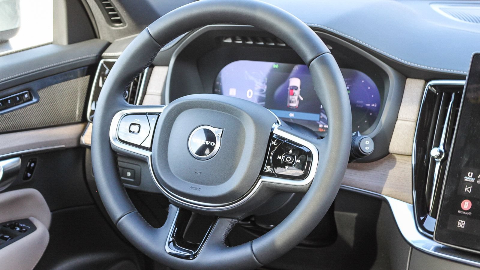 New 2026 Volvo XC90 T8 Plus w/ Protection Package Premier AWD/4WD image 18