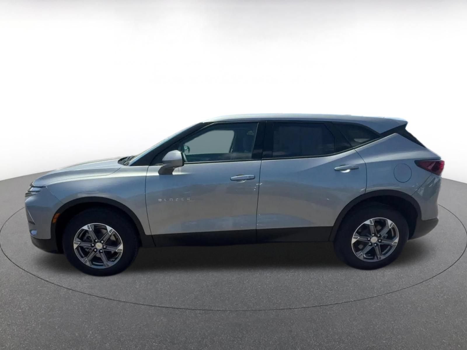 Used 2025 Chevrolet Blazer LT FWD image 9