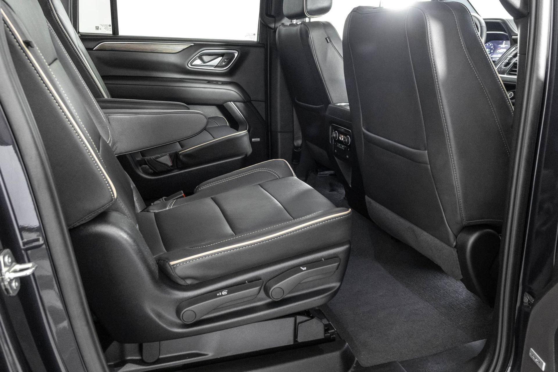 Used 2024 Chevrolet Suburban Premier w/ Premium Package AWD/4WD image 43