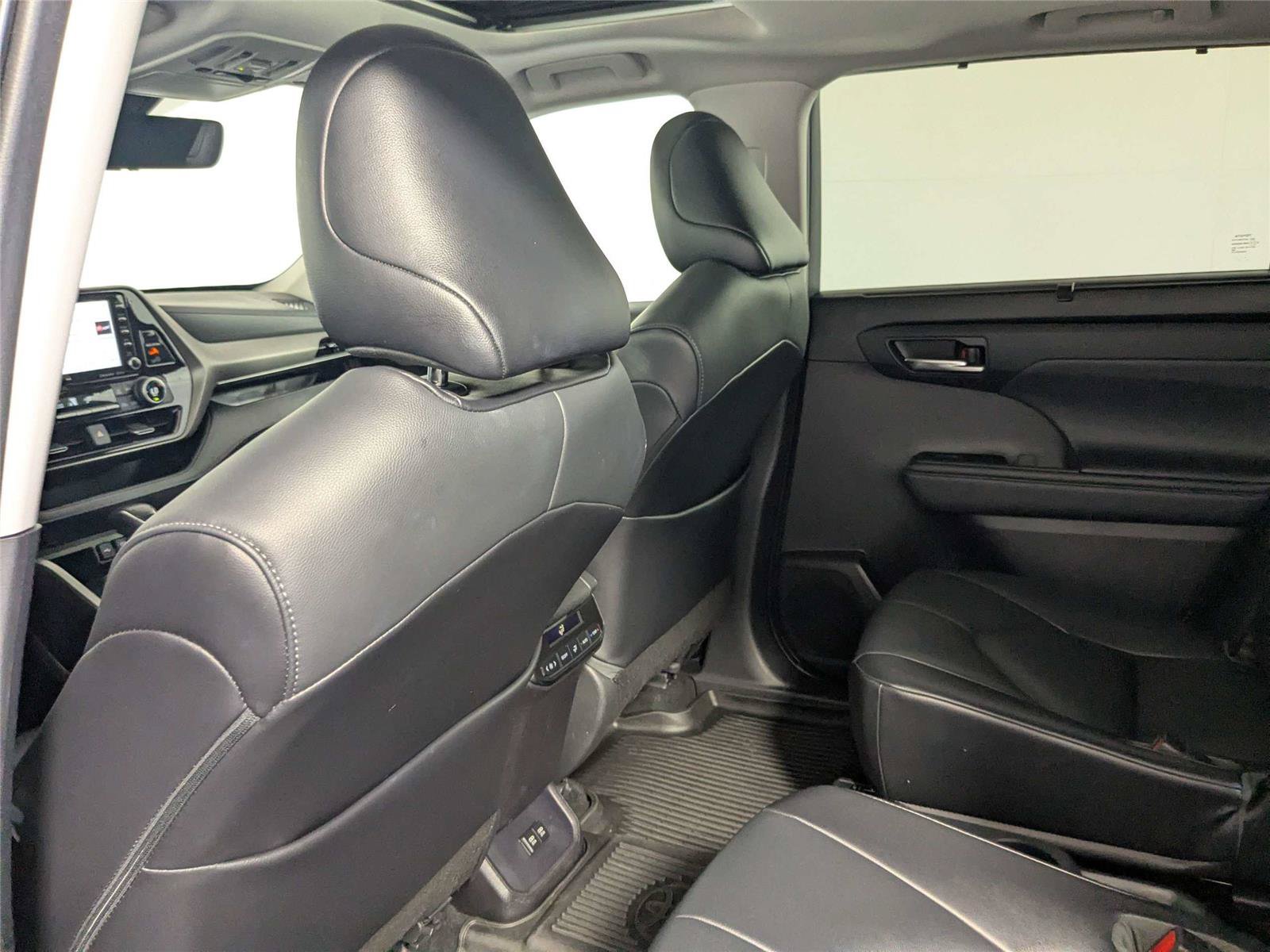 Used 2021 Toyota Highlander XLE FWD image 36