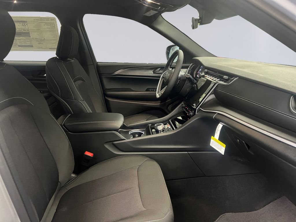 New 2025 Jeep Grand Cherokee Laredo w/ Trailer Tow Package image 19