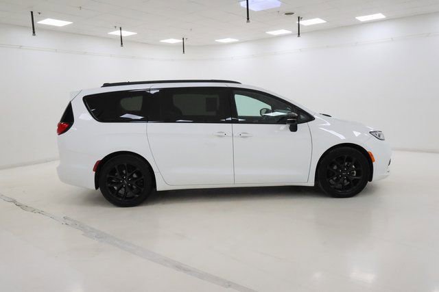 Used 2025 Chrysler Pacifica Limited image 2