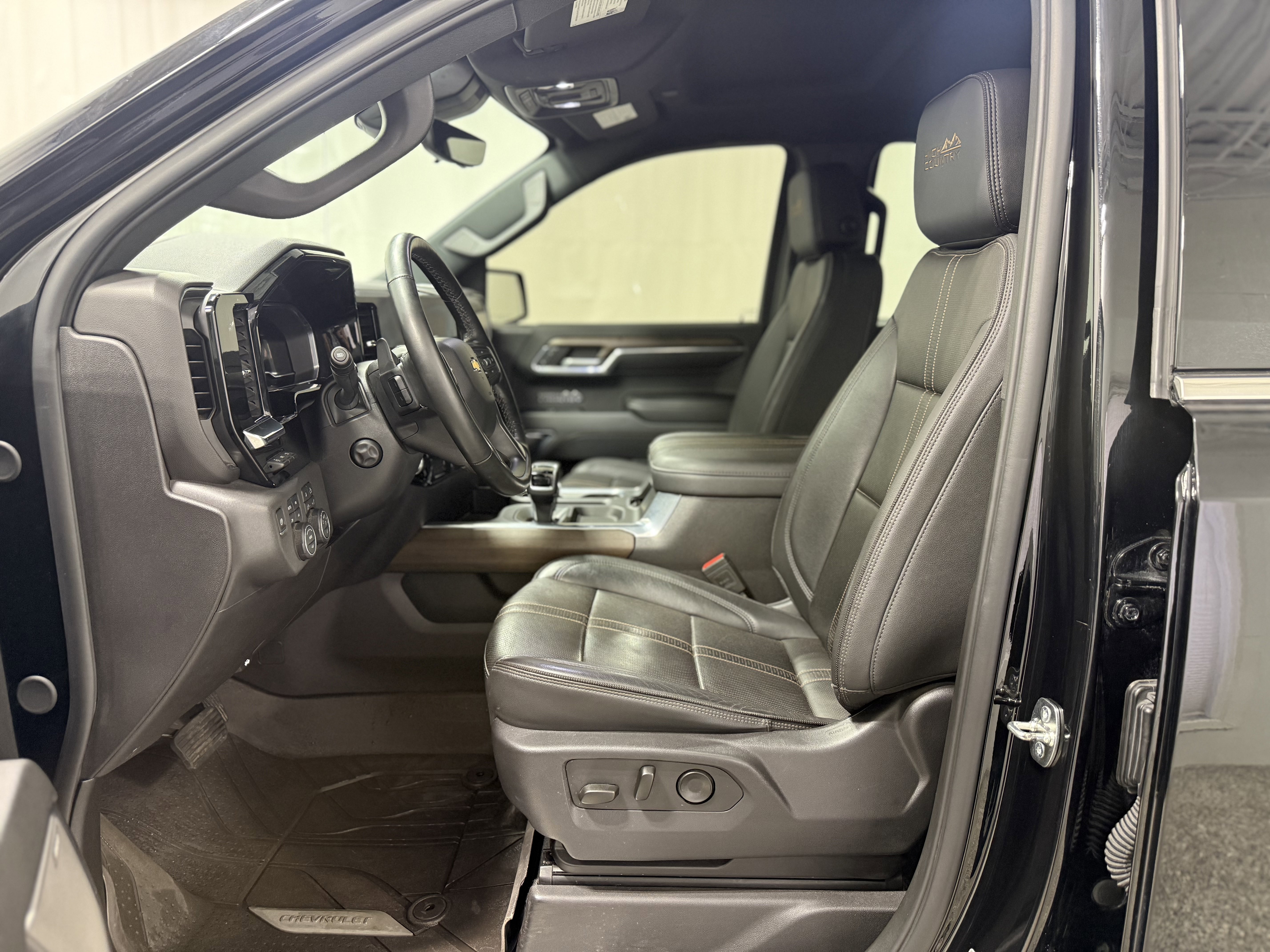 Certified 2024 Chevrolet Silverado 1500 High Country w/ Technology Package image 14