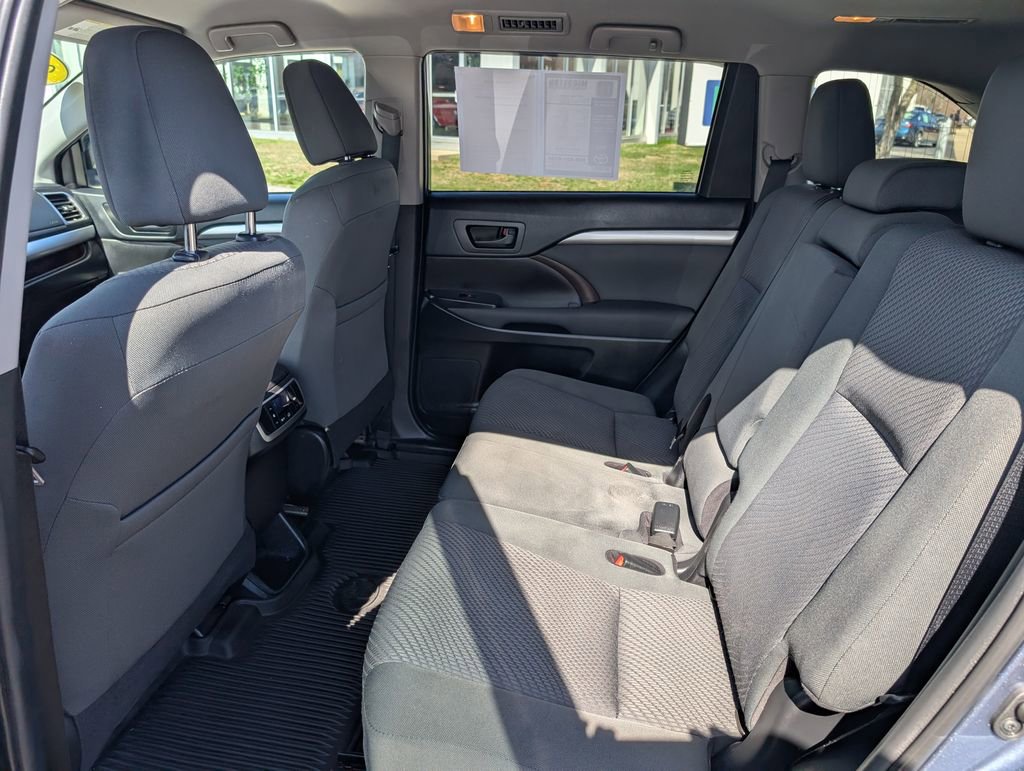 Used 2019 Toyota Highlander LE AWD/4WD image 16