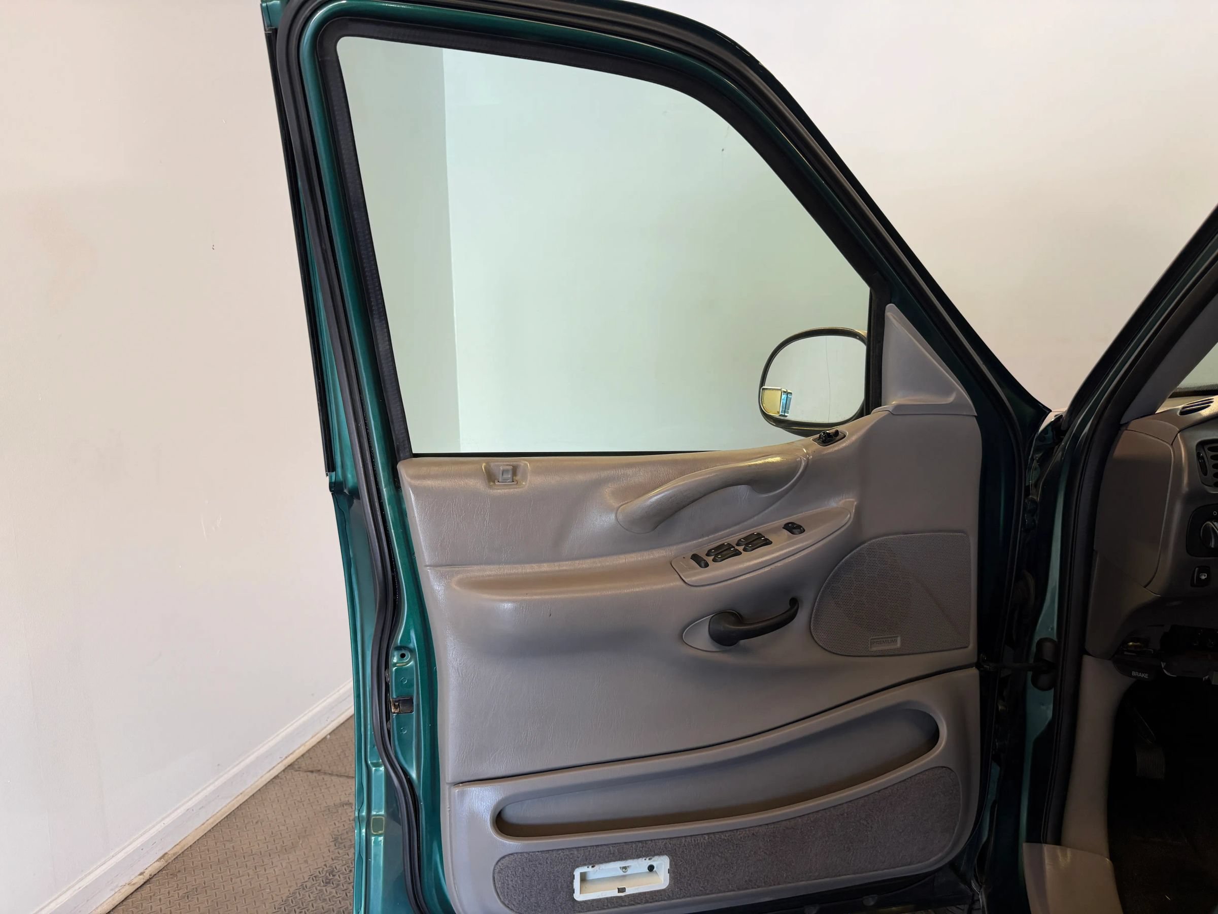 Used 2000 Ford Expedition XLT AWD/4WD image 8