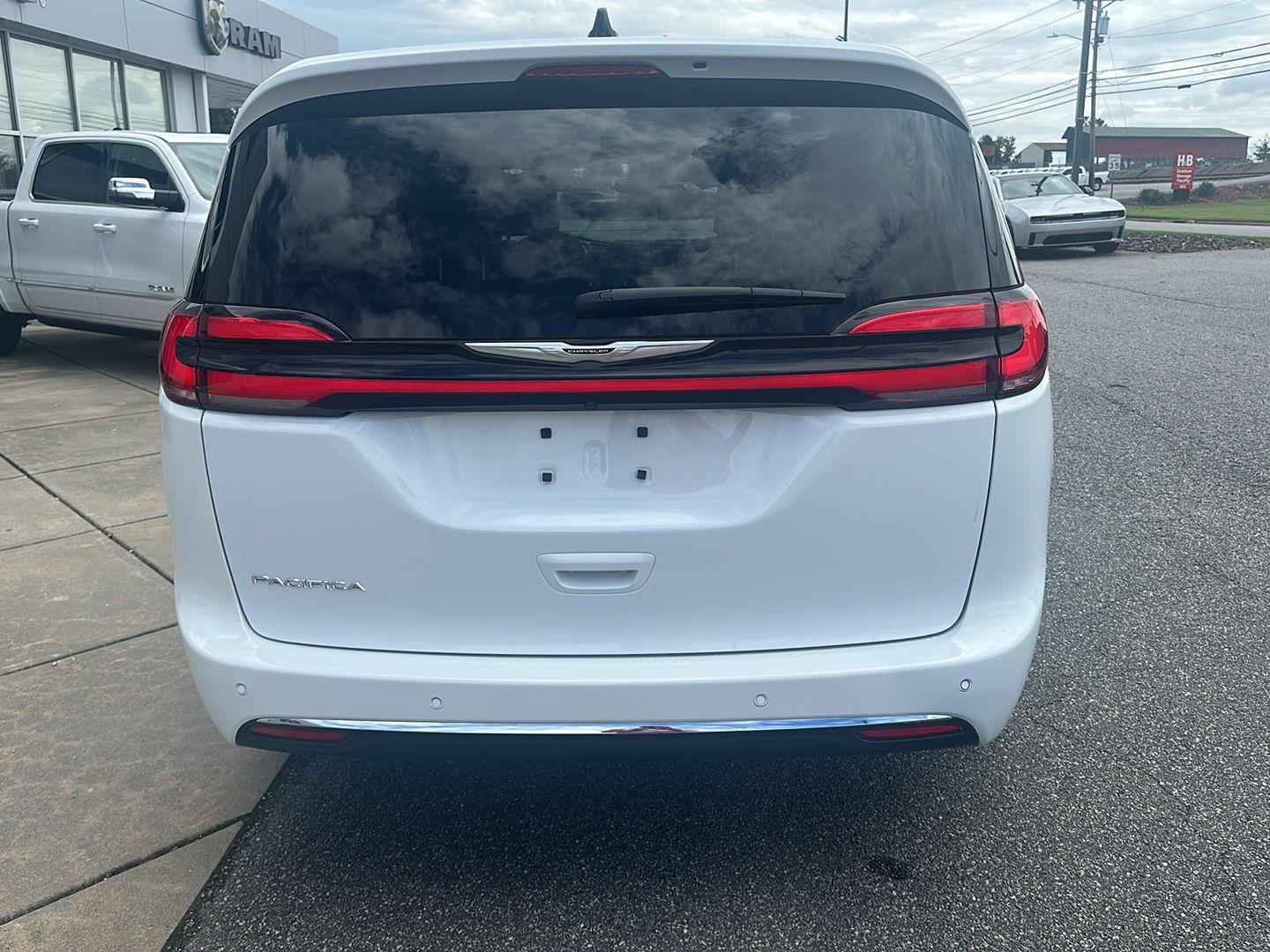 Used 2025 Chrysler Pacifica Select FWD image 19