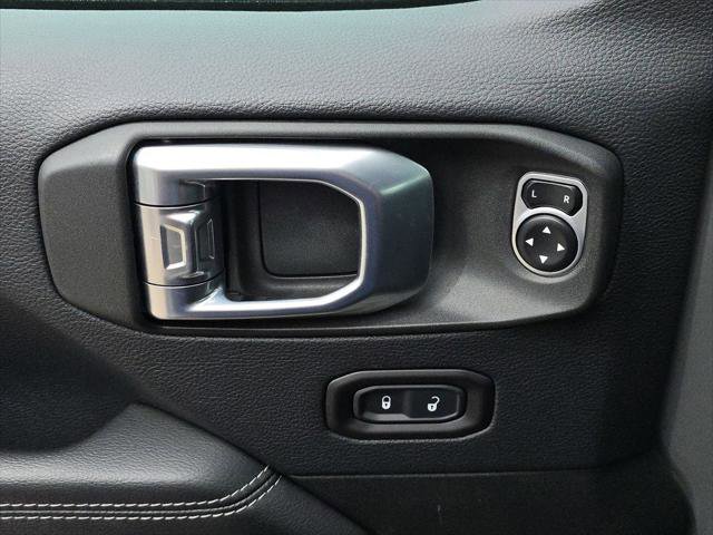 Used 2018 Jeep Wrangler Unlimited Sahara AWD/4WD image 23