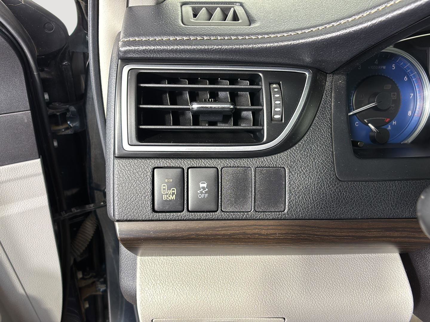 Used 2015 Toyota Camry XLE w/ Moonroof Package FWD image 29
