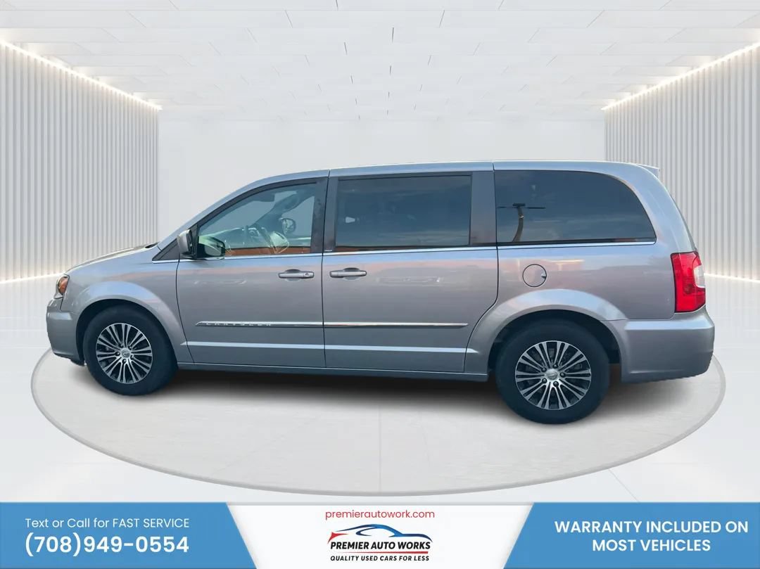Used 2014 Chrysler Town & Country S FWD image 9