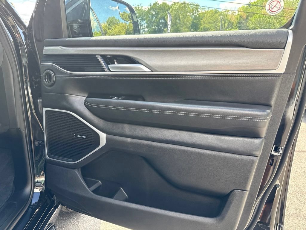 Used 2025 Jeep Wagoneer L Series II AWD/4WD image 34