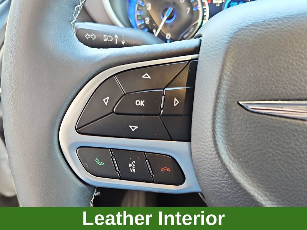 Used 2025 Chrysler Pacifica Select FWD image 11