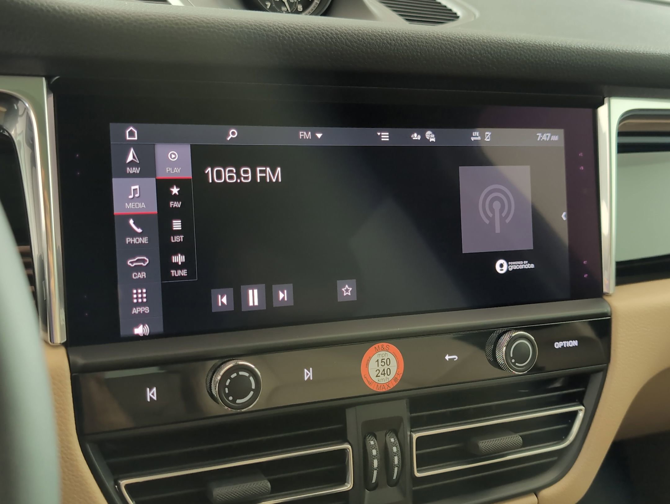 Certified 2025 Porsche Macan AWD/4WD image 24