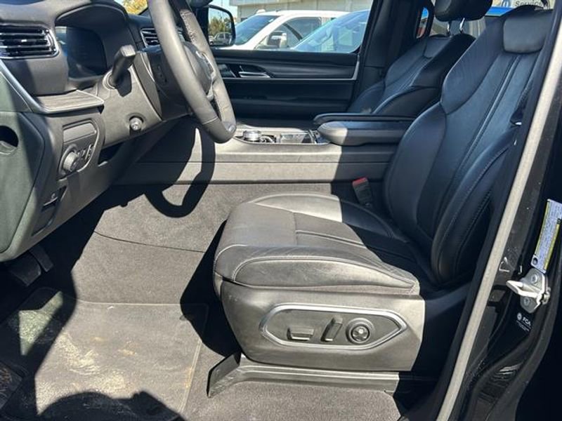 Used 2024 Jeep Wagoneer Series II w/ Flexible Seating Group image 11