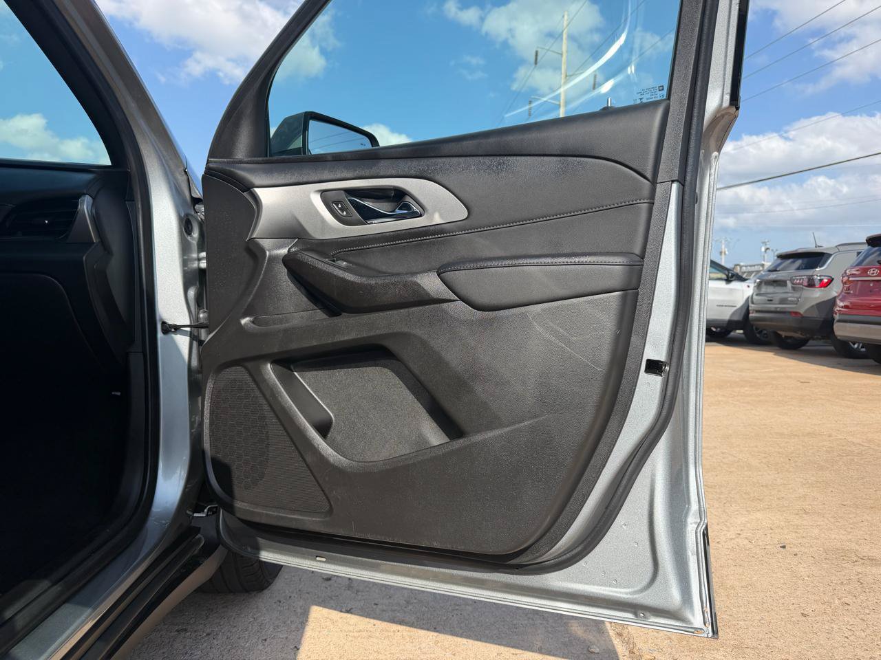 Used 2023 Chevrolet Traverse LT FWD image 21