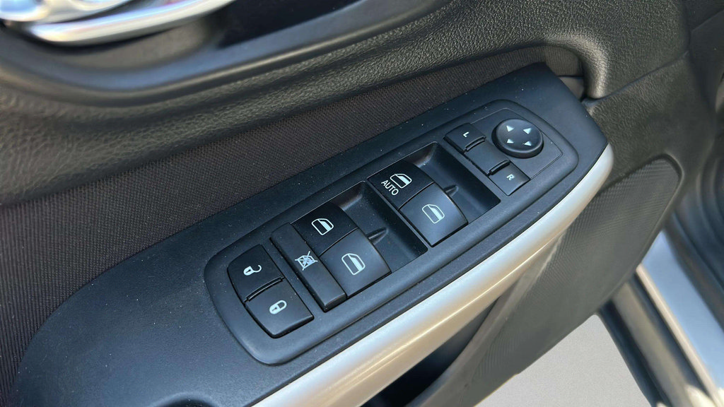 Used 2018 Jeep Cherokee Latitude w/ Altitude Package AWD/4WD image 28