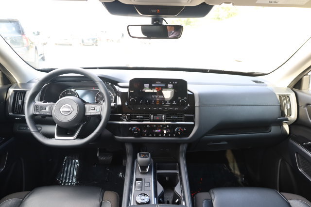 Used 2024 Nissan Pathfinder SL AWD/4WD image 16