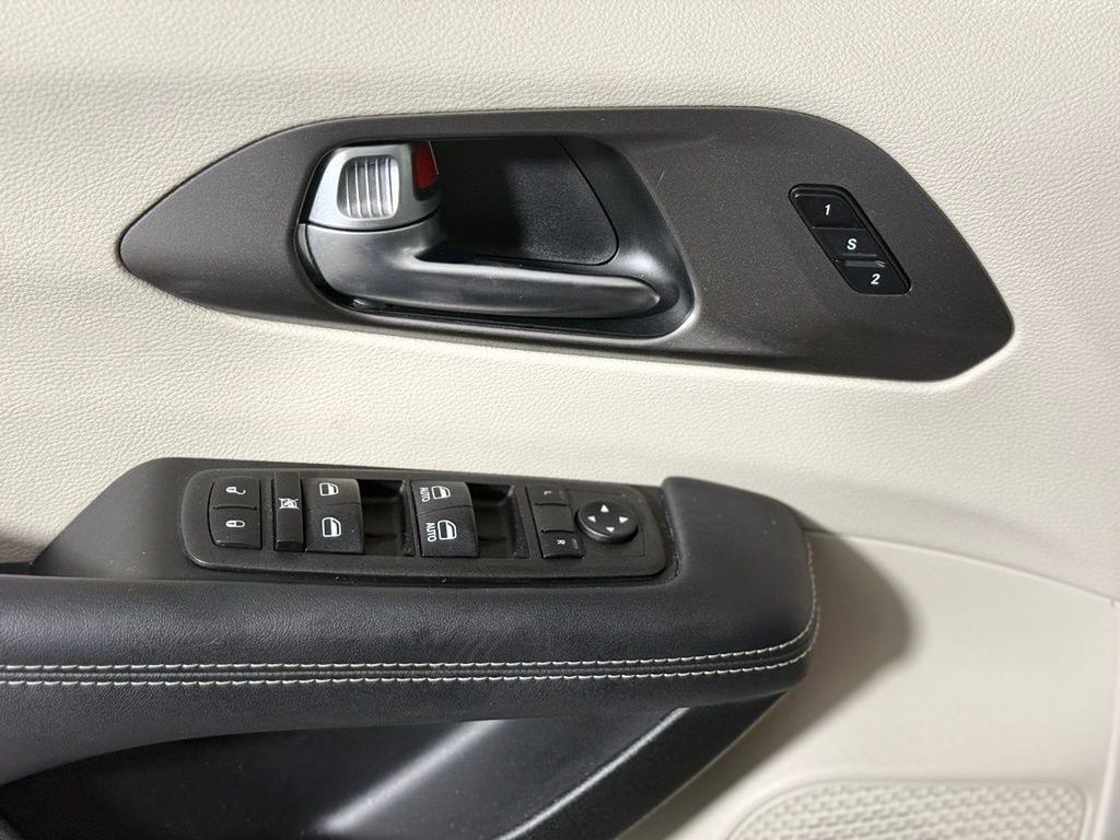 Used 2023 Chrysler Pacifica Touring-L AWD/4WD image 22