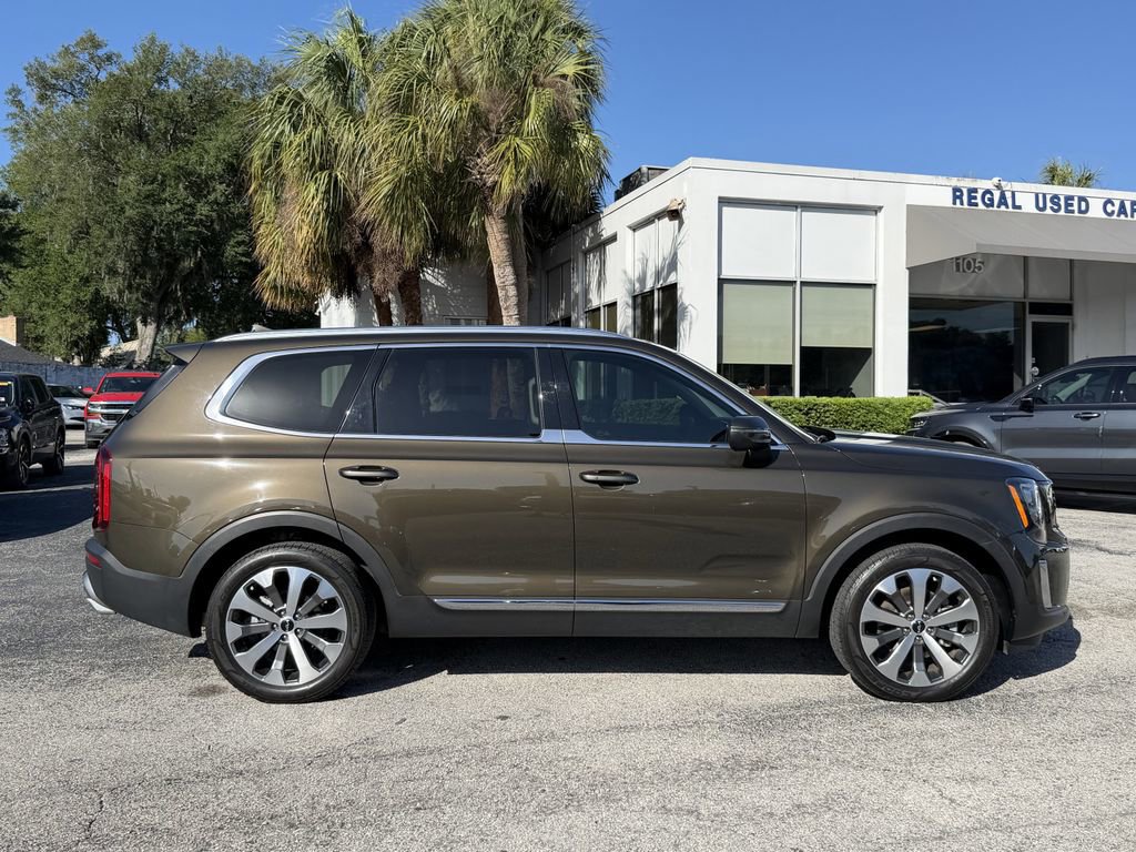 Used 2022 Kia Telluride EX w/ EX Premium Package FWD image 4