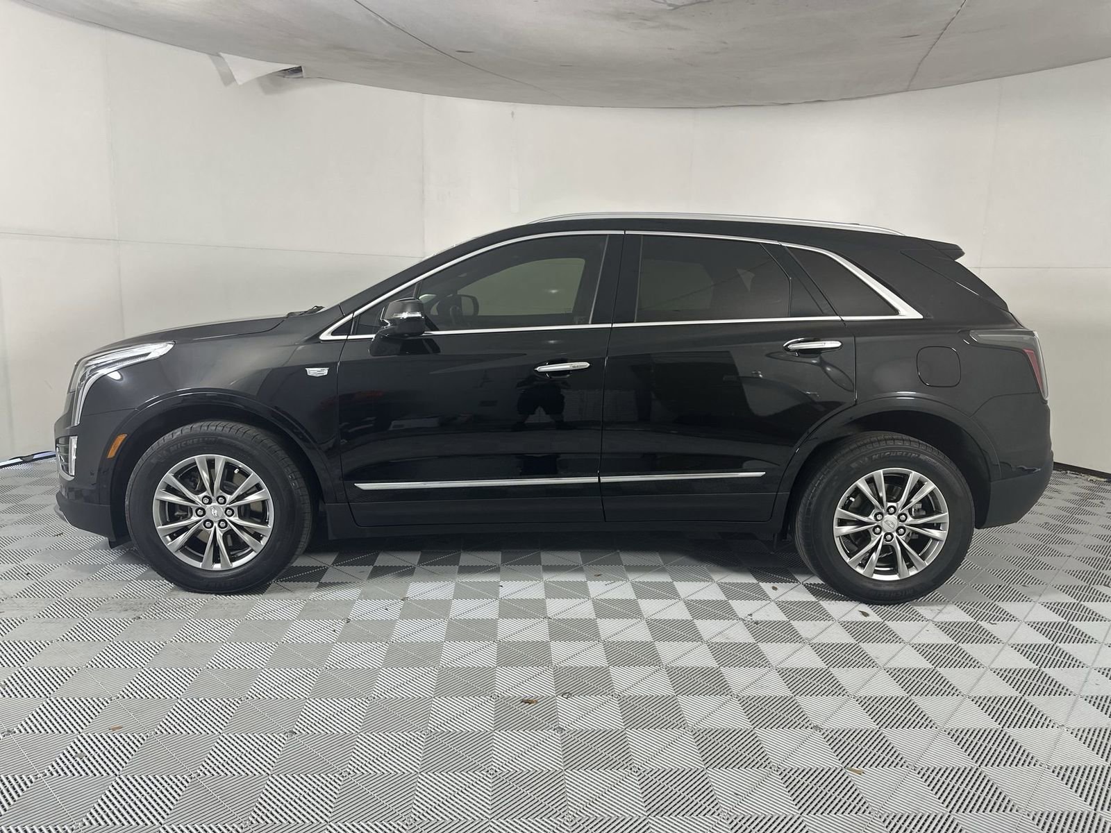 Used 2023 Cadillac XT5 Premium Luxury w/ Technology Package FWD image 5