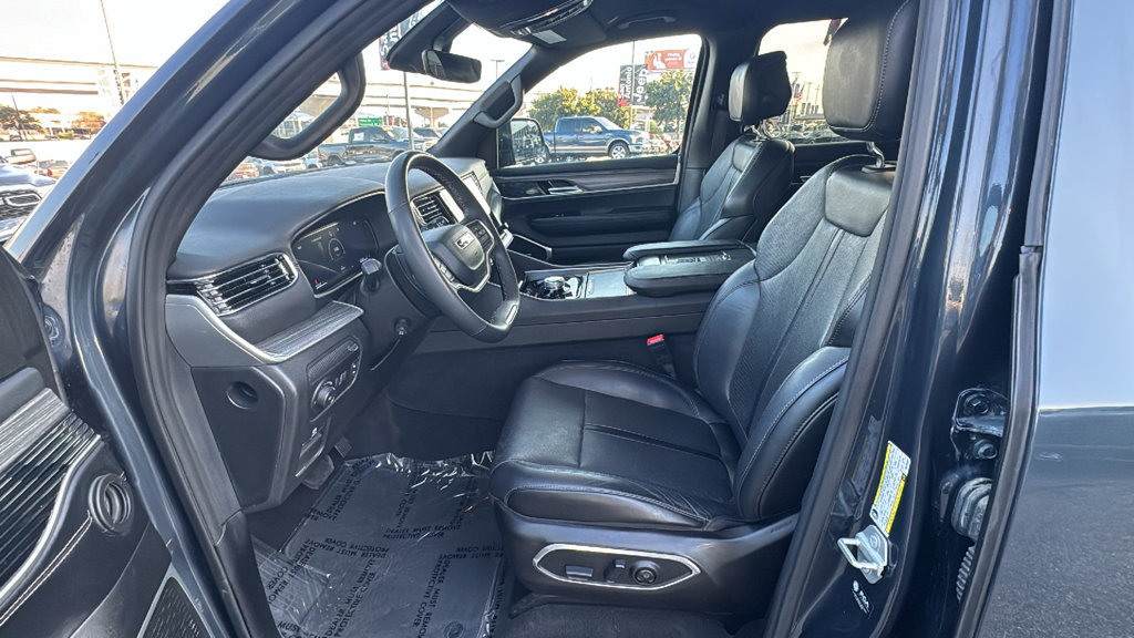 Used 2024 Jeep Wagoneer L Series II w/ Flexible Seating Group RWD image 13
