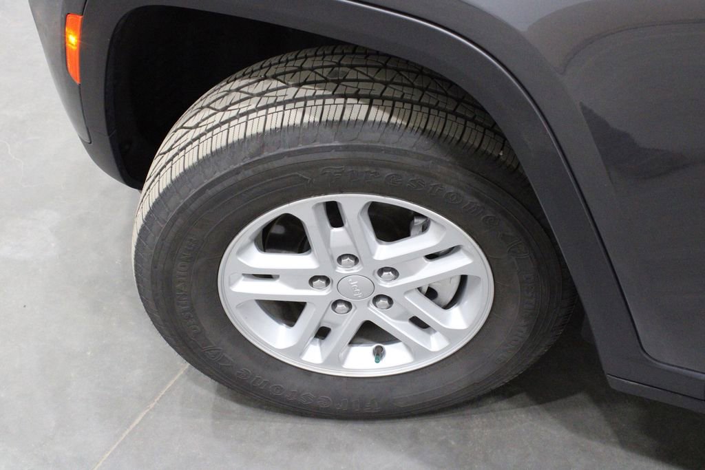 Used 2023 Jeep Grand Cherokee Laredo image 41