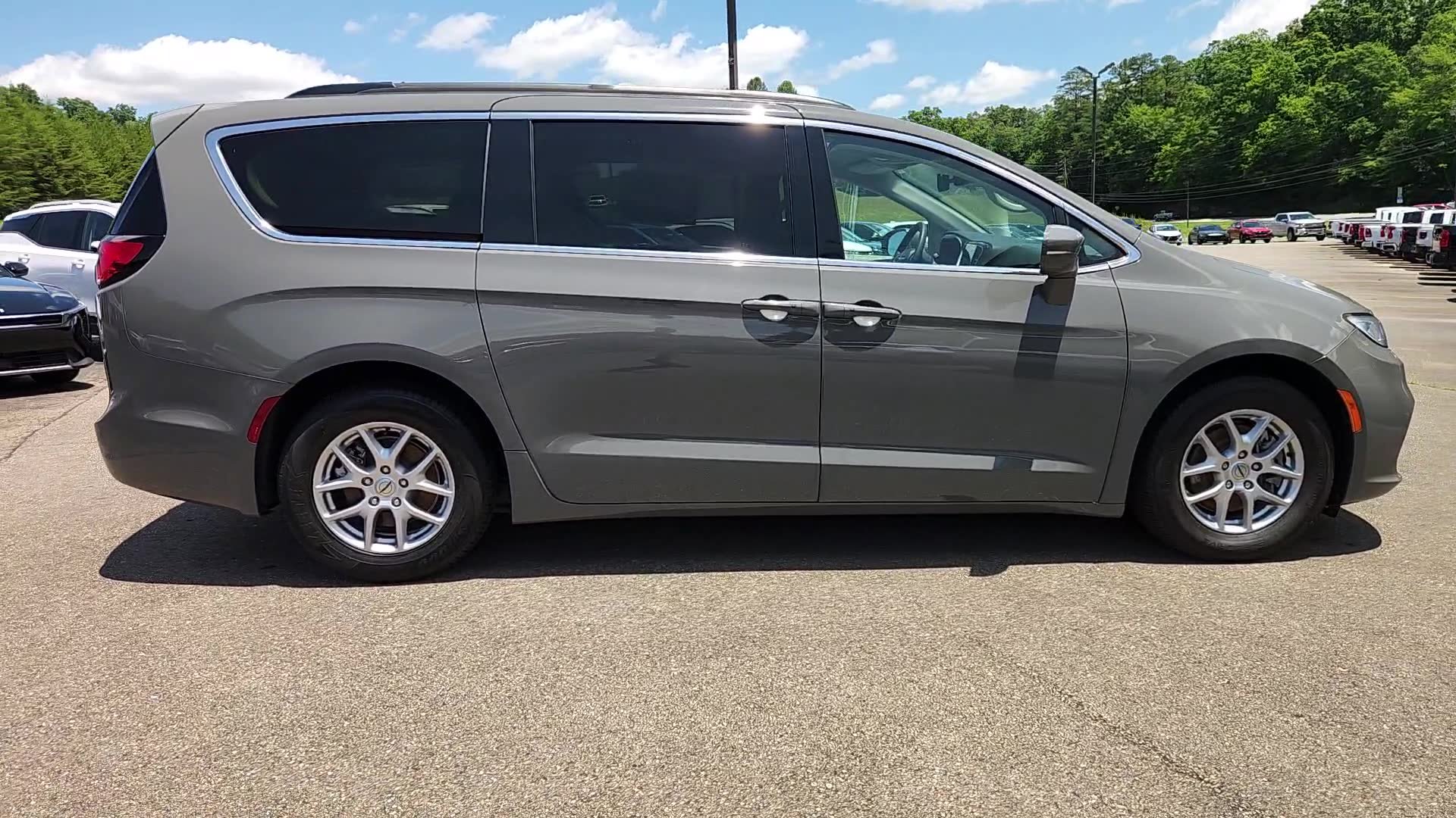 Used 2022 Chrysler Pacifica Touring-L FWD image 8