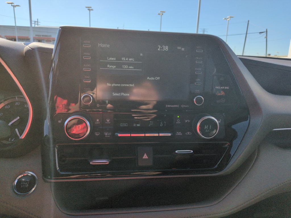 Certified 2022 Toyota Highlander XLE AWD/4WD image 18