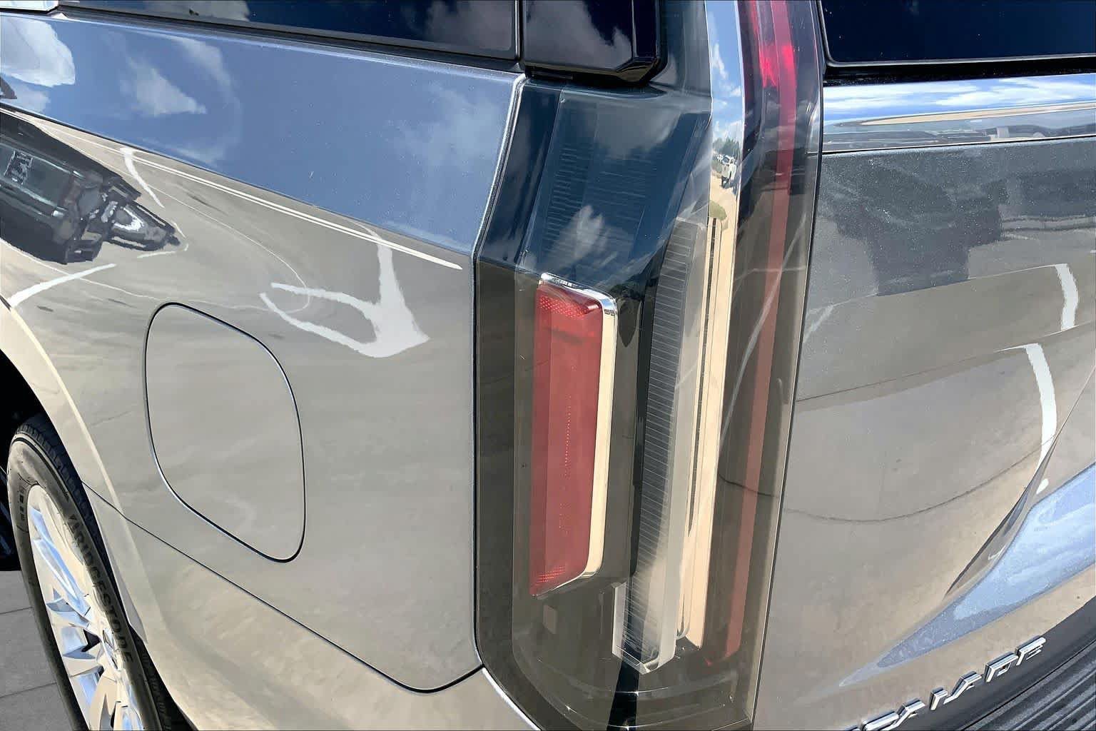 Used 2022 Cadillac Escalade Premium Luxury w/ Performance Package AWD/4WD image 28