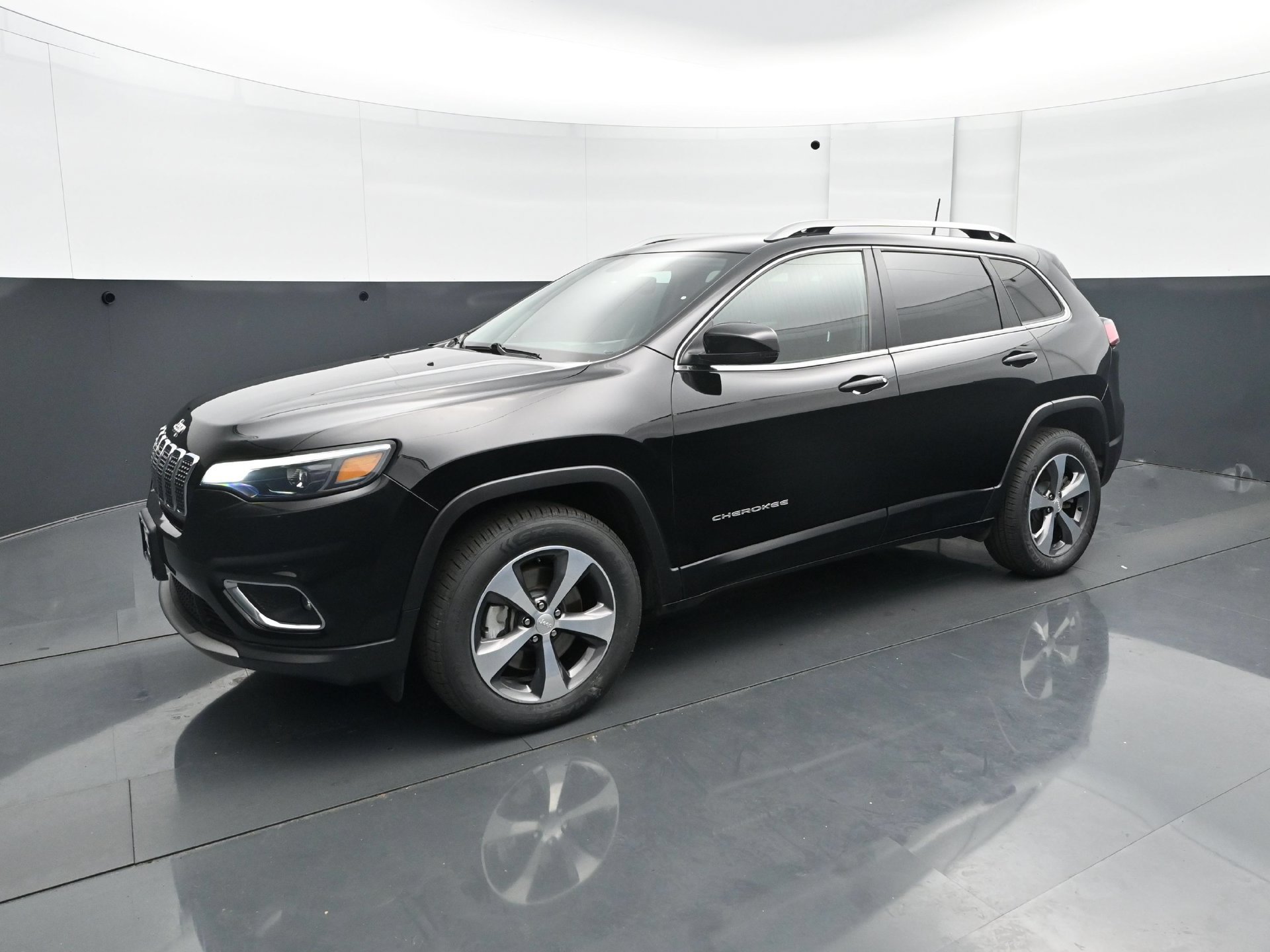 Used 2019 Jeep Cherokee Limited w/ Trailer Tow Group AWD/4WD image 2