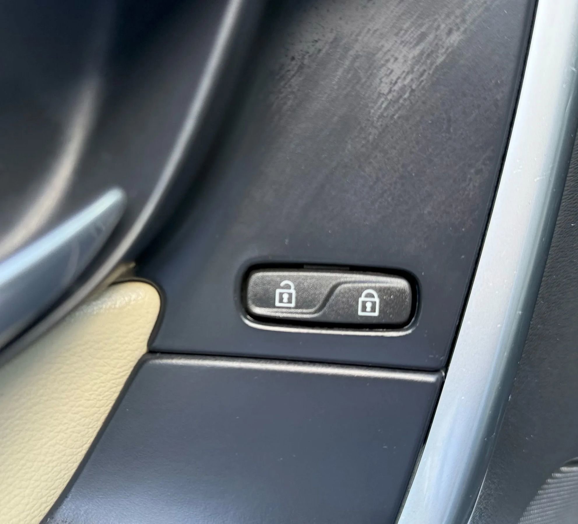 Used 2017 Volvo XC60 T6 Dynamic w/ Preferred Option Package image 26