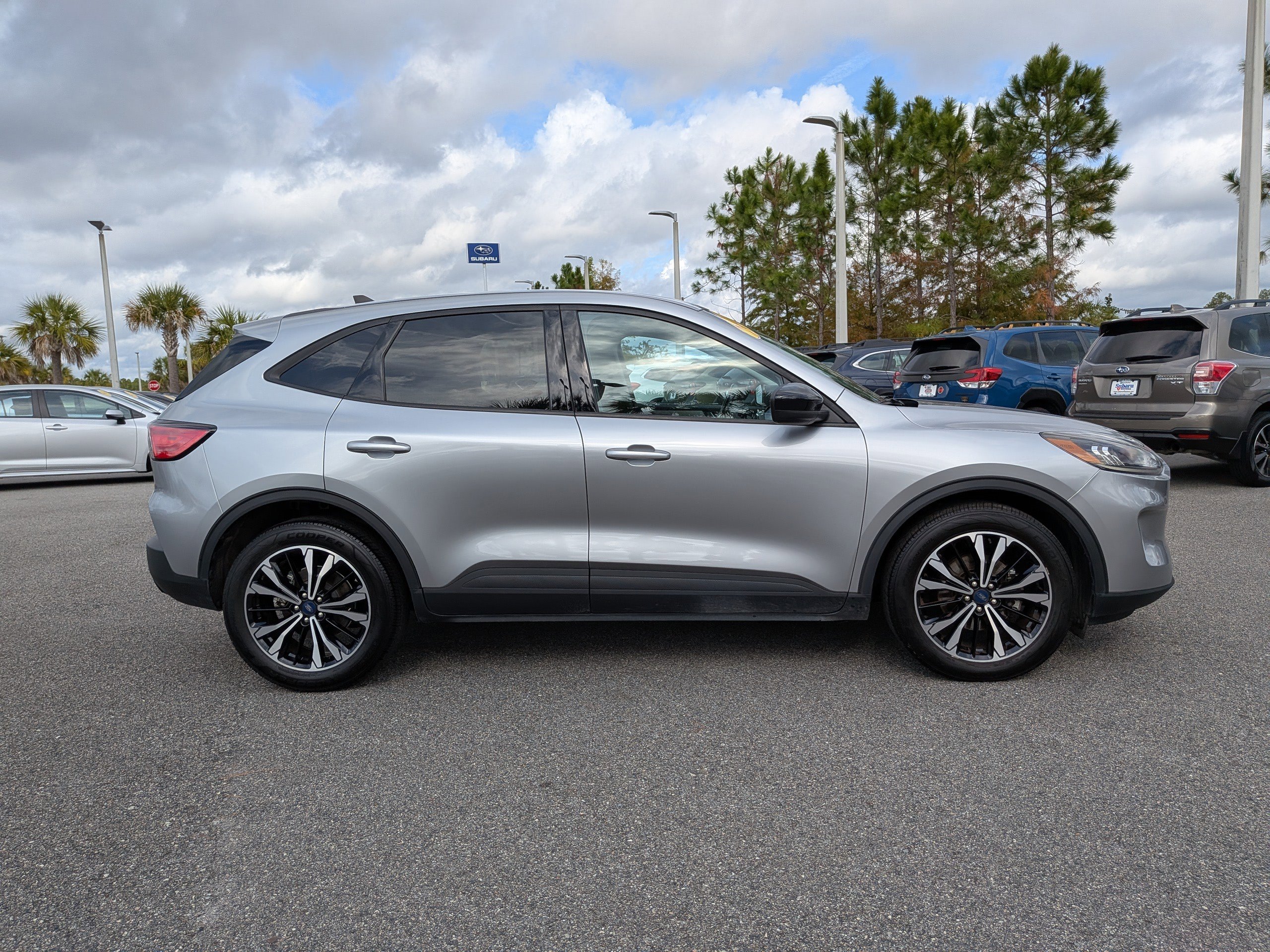 Used 2021 Ford Escape SE w/ SE Sport Appearance Package image 2