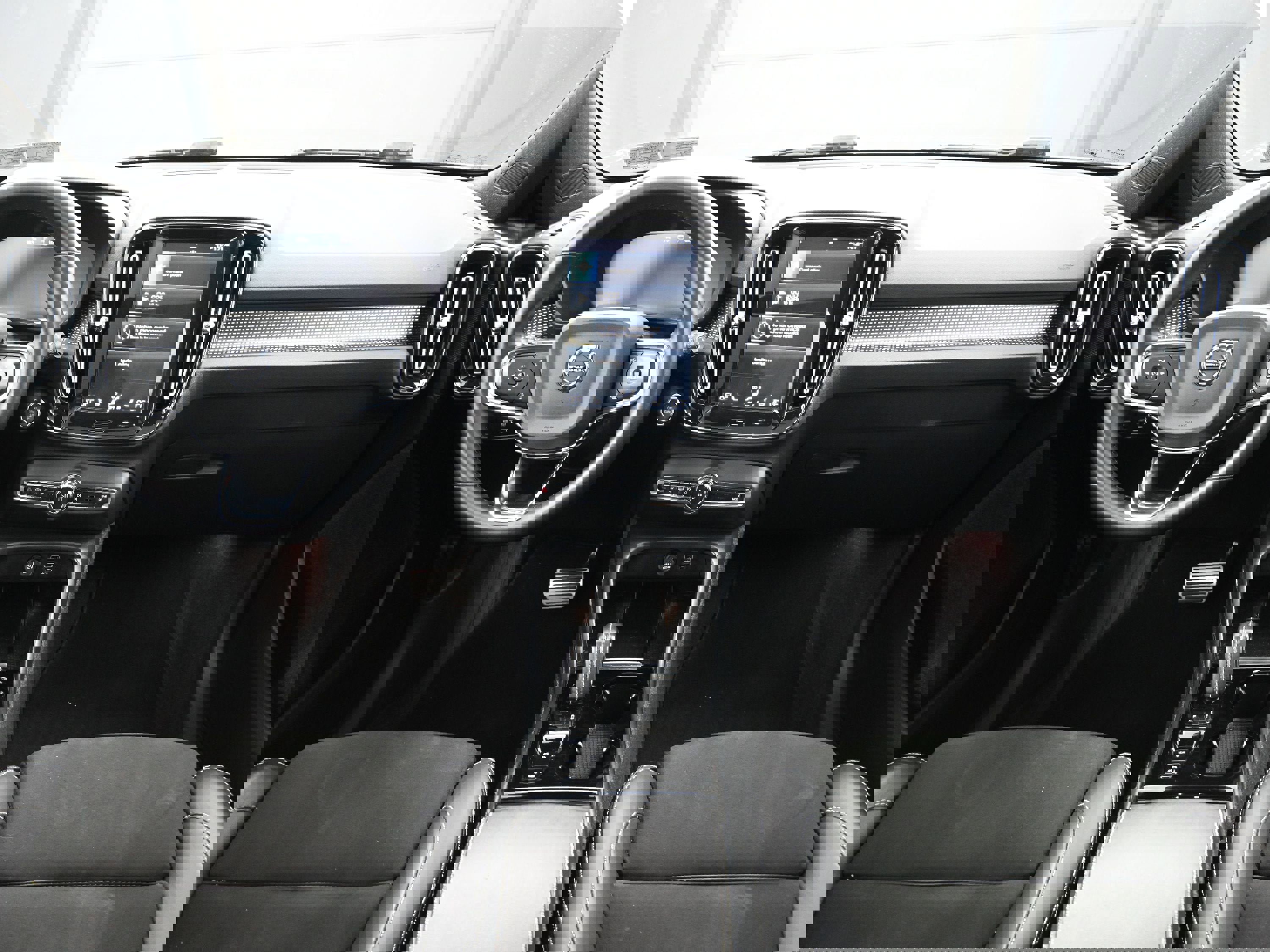 Used 2022 Volvo XC40 T5 R-Design image 19