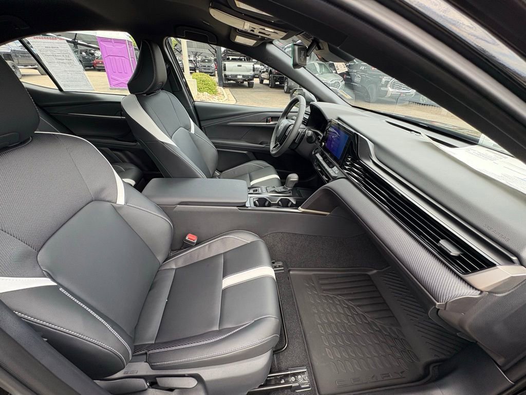 Used 2025 Toyota Camry SE image 33