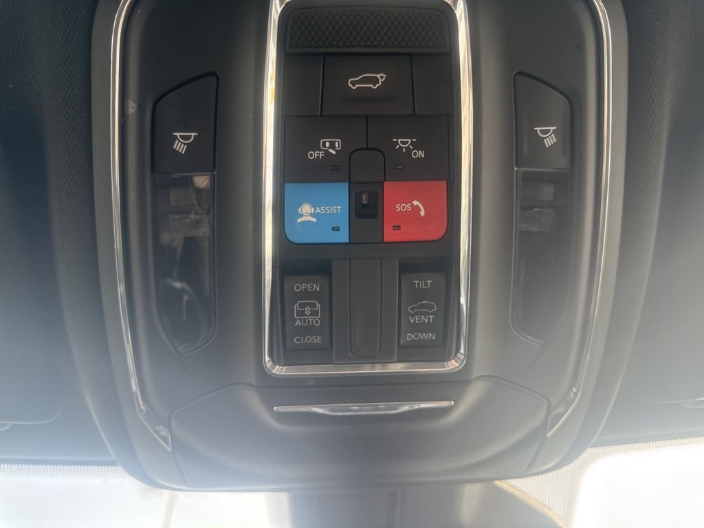 Used 2024 Jeep Grand Cherokee Altitude AWD/4WD image 25