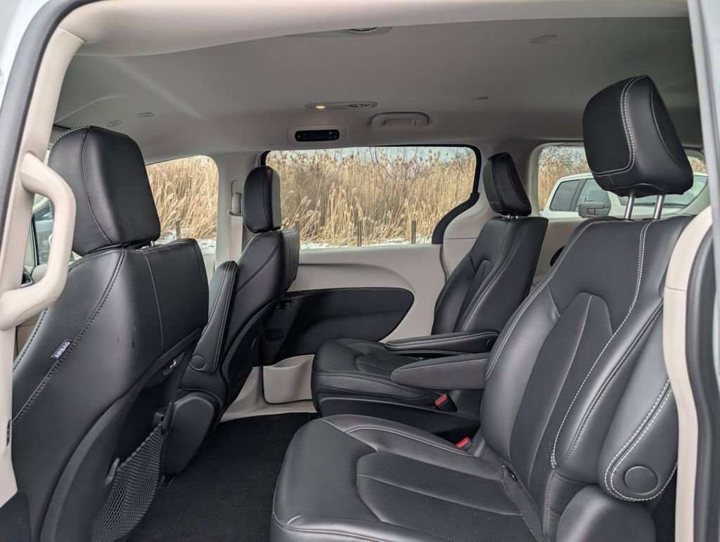 Used 2023 Chrysler Pacifica Touring-L image 10