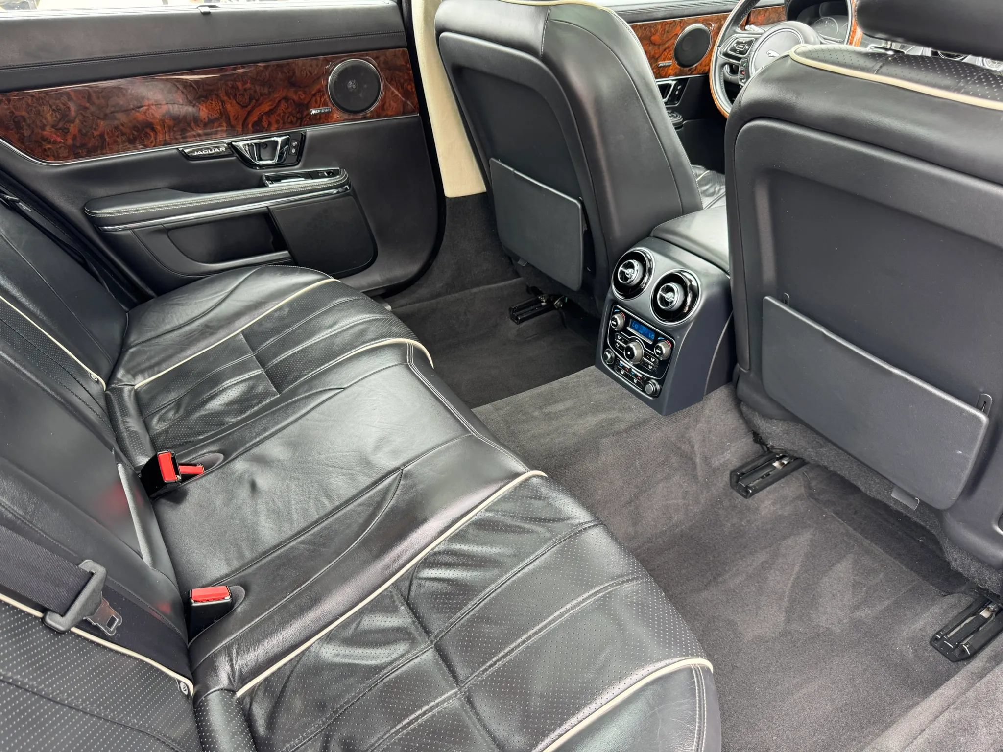 Used 2014 Jaguar XJ L Portfolio RWD image 28