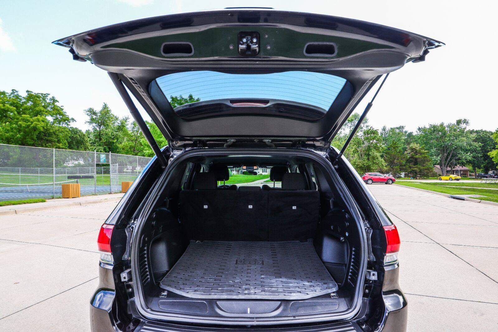 Used 2021 Jeep Grand Cherokee Laredo w/ Trailer Tow Group IV AWD/4WD image 21