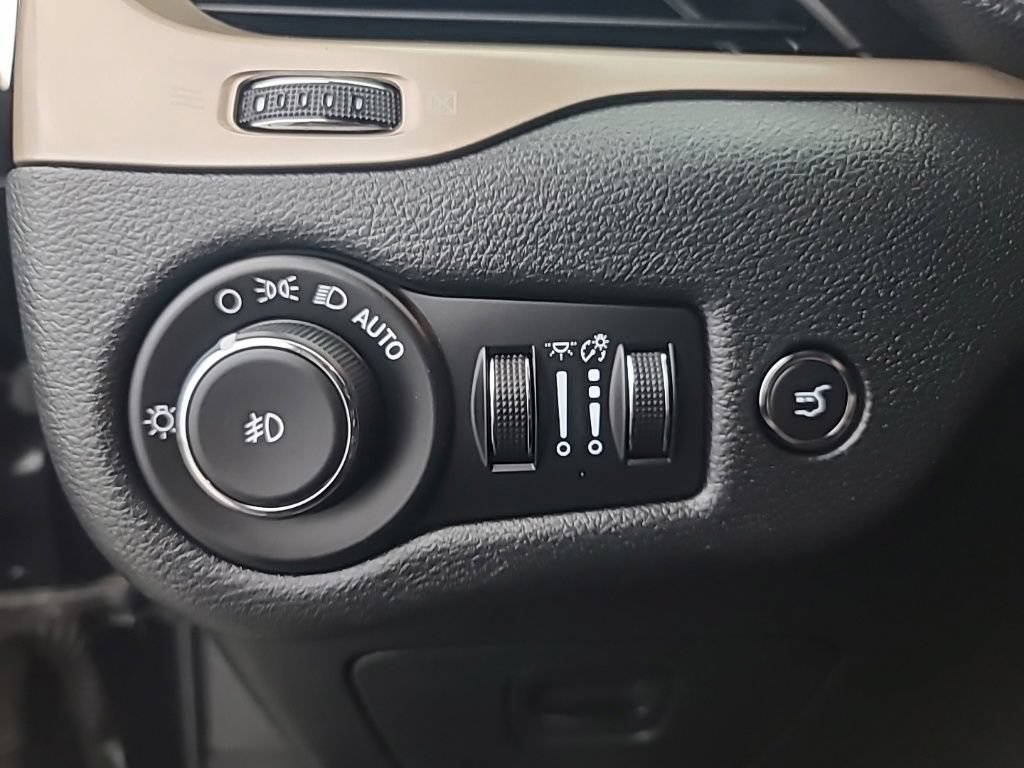 Used 2014 Jeep Cherokee Latitude w/ Comfort/Convenience Group AWD/4WD image 27