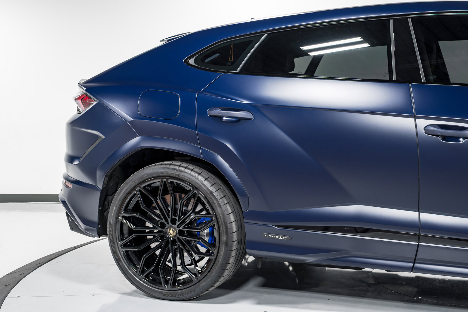 Used 2025 Lamborghini Urus SE AWD/4WD image 53